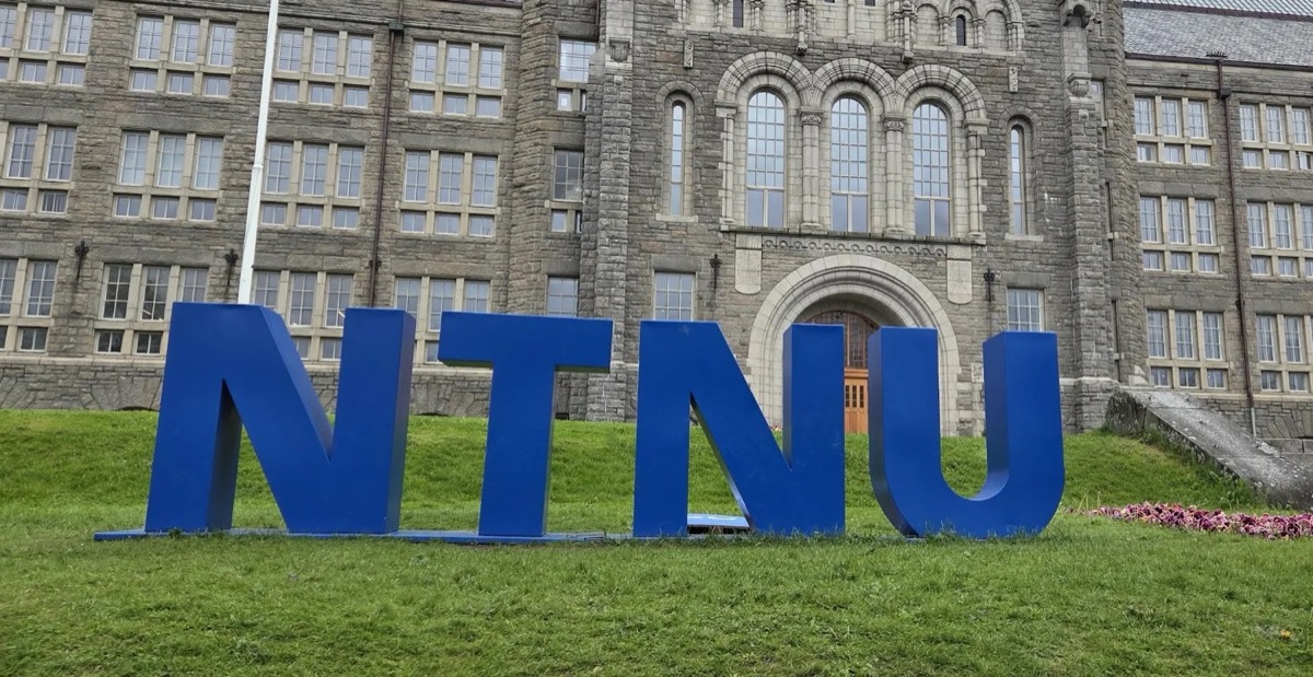 The big blue NTNU letters on the lawn outside the main building in Trondheim